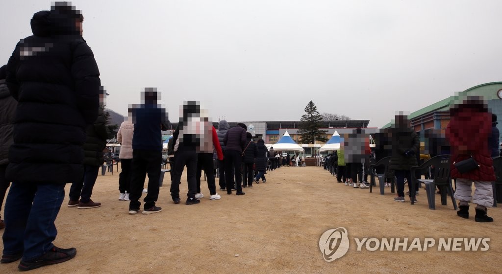 People stand in line for COVID-19 testing at a screening station in Gangneung, 237 kilometers east of Seoul, on Dec. 13, 2020. (Yonhap)
