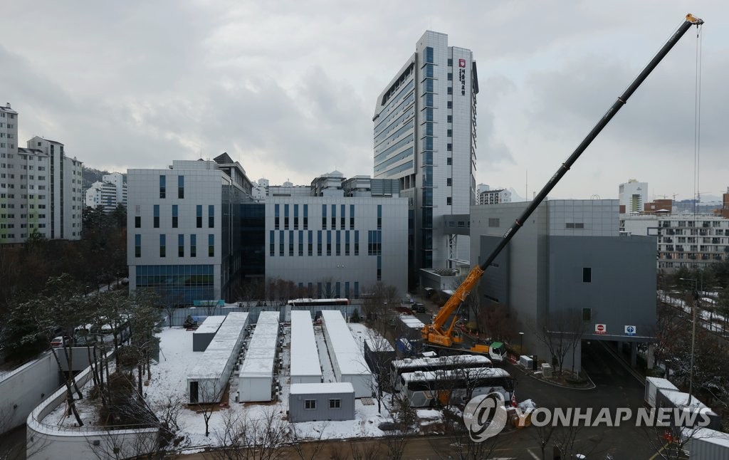 Containers are set up at Seoul Medical Center on Dec. 13, 2020, to house beds for COVID-19 patients. (Yonhap)