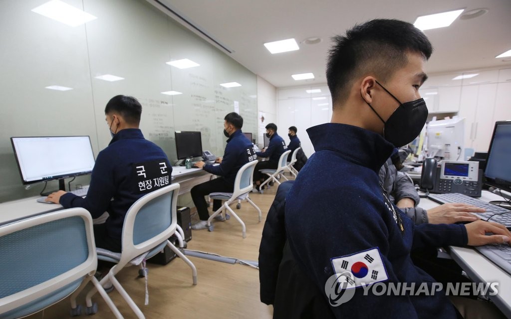 Special warfare soldiers input data at a health center in Seoul on Dec. 14, 2020, as part of efforts to assist the government's epidemiological survey in the fight against COVID-19. (Pool photo) (Yonhap)