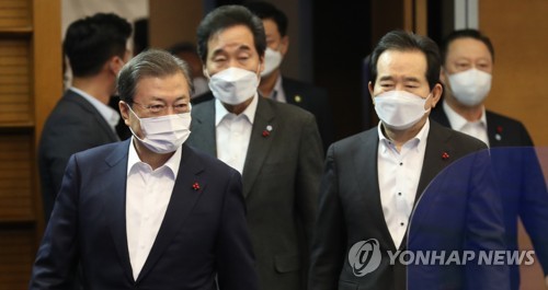 확대 국민경제자문회의 참석하는 문 대통령