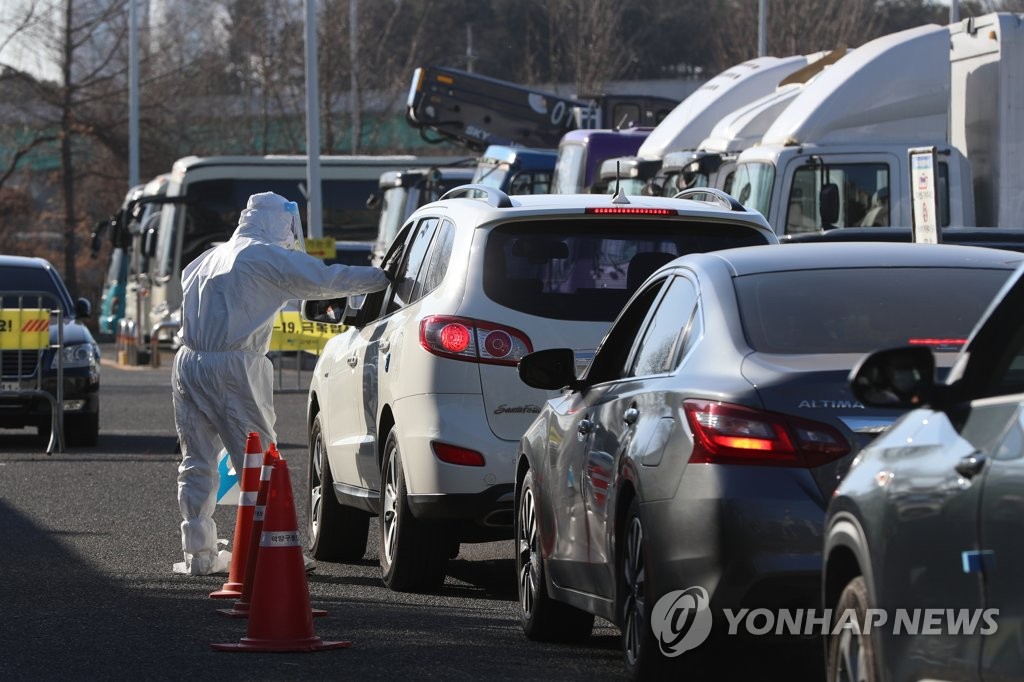 Cars wait in line for COVID-19 tests at an outdoor testing site in Goyang, west of Seoul, on Dec. 30, 2020. (Yonhap)