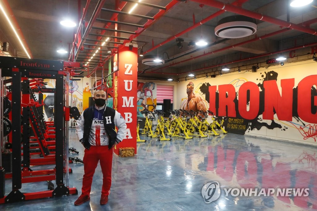 Oh Seong-young poses inside his gym in Pocheon, 46 kilometers northeast of Seoul, on Jan. 4, 2021, after reopening his business in defiance of the government's coronavirus restrictions. (Yonhap)