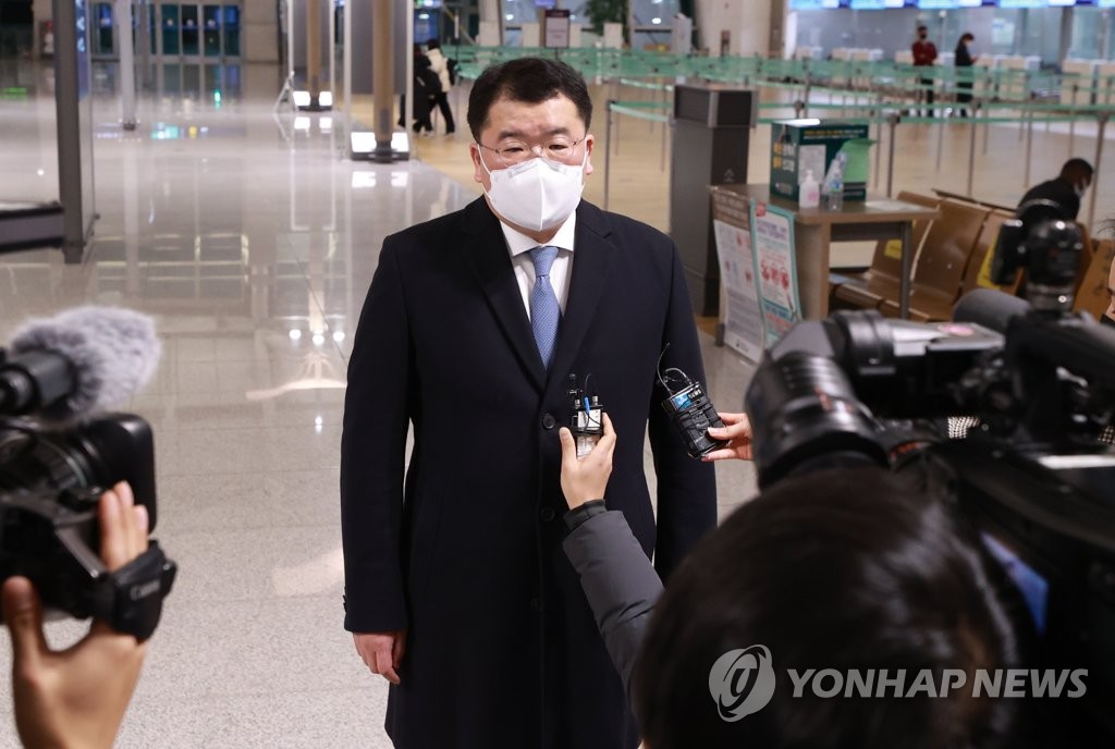 Le premier vice-ministre des Affaires étrangères Choi Jong-kun répond à des questions de journalistes le samedi 9 janvier 2021, au terminal 1 de l'aéroport international d'Incheon, avant de se rendre en Iran pour négocier la libération des marins du pétrolier sud-coréen qui a été saisi par les troupes iraniennes.