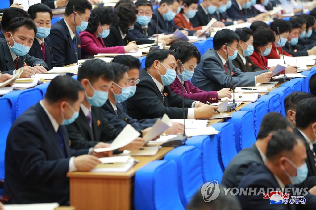Delegates wear masks during the seventh day of the eighth congress of the ruling Workers' Party in Pyongyang on Jan. 11, 2021, as they take part in inter-sector meetings to review a draft resolution on the policy goals rolled out by leader Kim Jong-un, in this photo released by the North's official Korean Central News Agency the next day. (For Use Only in the Republic of Korea. No Redistribution) (Yonhap)