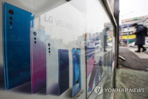 스마트폰 경쟁에 밀린 LG, 모바일 사업 존폐 위기