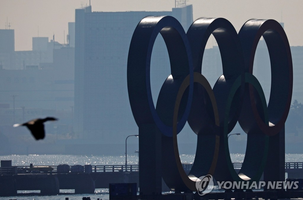 (도쿄 로이터=연합뉴스) 일본 도쿄에 설치된 대형 오륜 조형물 앞으로 22일 새 한 마리가 날아가고 있다. 일본 정부는 이날 신종 코로나바이러스 감염증(코로나19) 때문에 올해 7~9월로 한번 연기한 2020도쿄올림픽·패럴림픽의 취소 방침을 내부적으로 결정했다는 외신 보도를 부인했다.