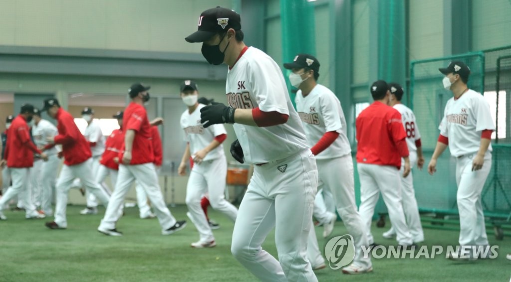 Members of the SK Wyverns train at Kang Chang-hak Stadium in Seogwipo, Jeju Island, during spring training on Feb. 1, 2021. (Yonhap)