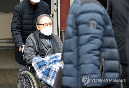 服役中の李明博元韓国大統領　検査ため入院