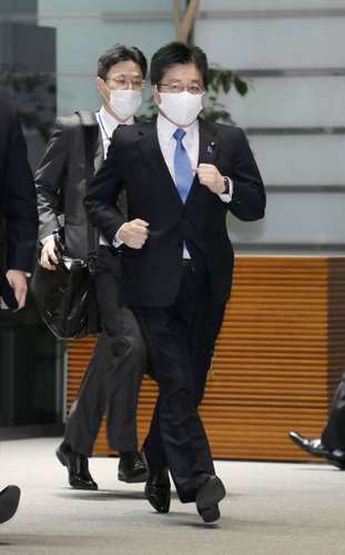 강진 소식에 뛰어가는 일본 관방장관