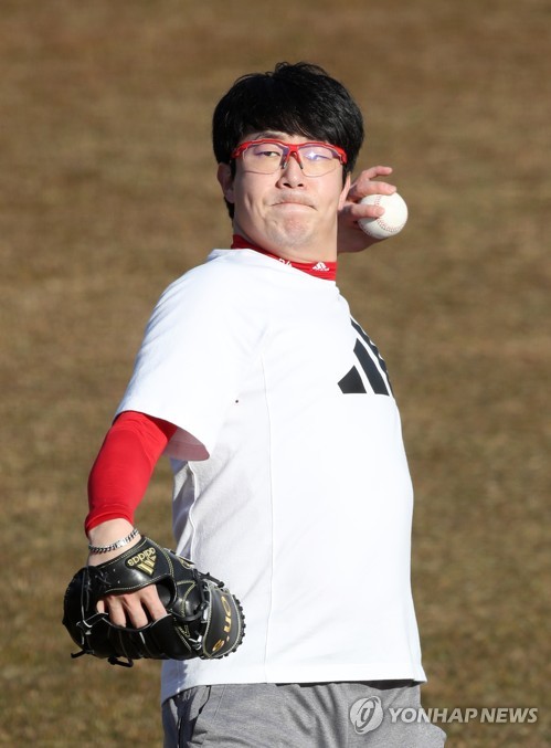 Spring Training) (Yonhap Interview) Half-Korean Cardinal eager to build  friendship with new S. Korean pitcher