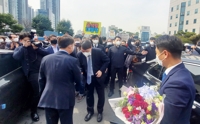 윤석열 마중한 권영진 대구시장 '눈길'…