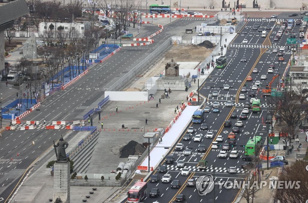 (LEAD) Gwanghwamun Square road partially closed for remodeling project