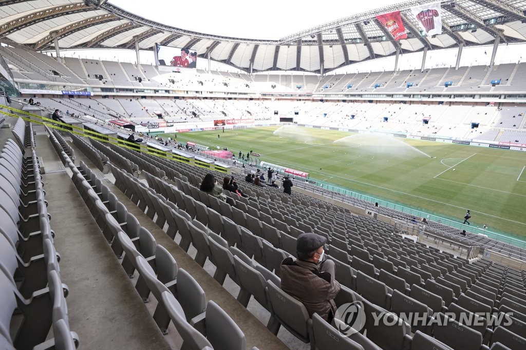 This file photo from March 7, 2021, shows fans awaiting the start of the K League 1 match between FC Seoul and Suwon FC at Seoul World Cup Stadium in Seoul. (Yonhap)