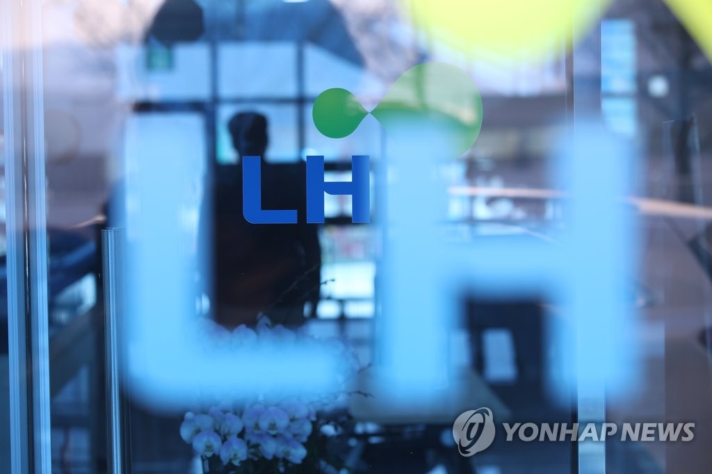In this file photo, police raid the Gwacheon branch of the state-run Korea Land & Housing Corp. (LH), south of Seoul, on March 9, 2021. (Yonhap)