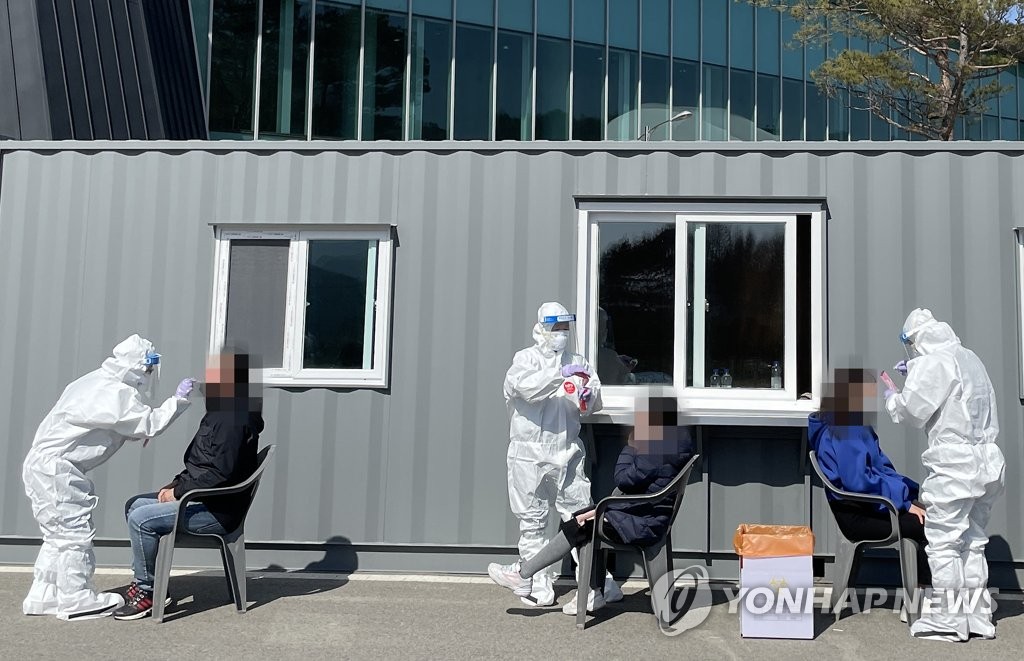 Visitors receive COVID-19 tests at a makeshift clinic in Pyeongchang, 182 kilometers east of Seoul, on March 10, 2021. (Yonhap)