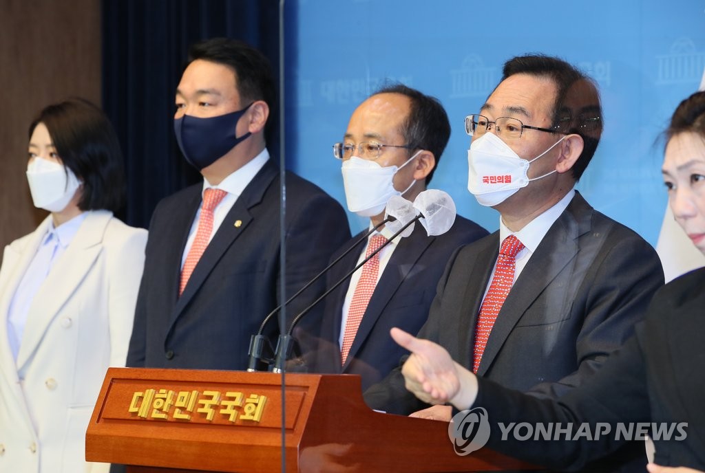 記者会見する国民の力の朱豪英院内代表（左から４人目）ら＝１６日、ソウル（聯合ニュース）