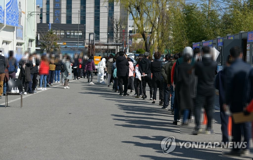 This photo taken March 22, 2021, and provided by the Sokcho city government, shows people lined up to take a coronavirus test at a makeshift testing clinic in Sokcho, Gangwon Province. (Yonhap) 