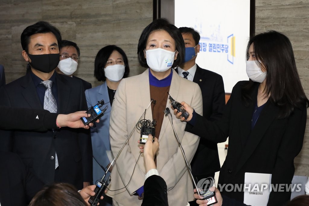 Park Young-sun (C), the ruling Democratic Party's candidate for the April 7 Seoul mayoral by-election, speaks to reporters at the National Assembly in Seoul on March 23, 2021, after meeting the leadership of the minor Open Democratic Party. (Yonhap)