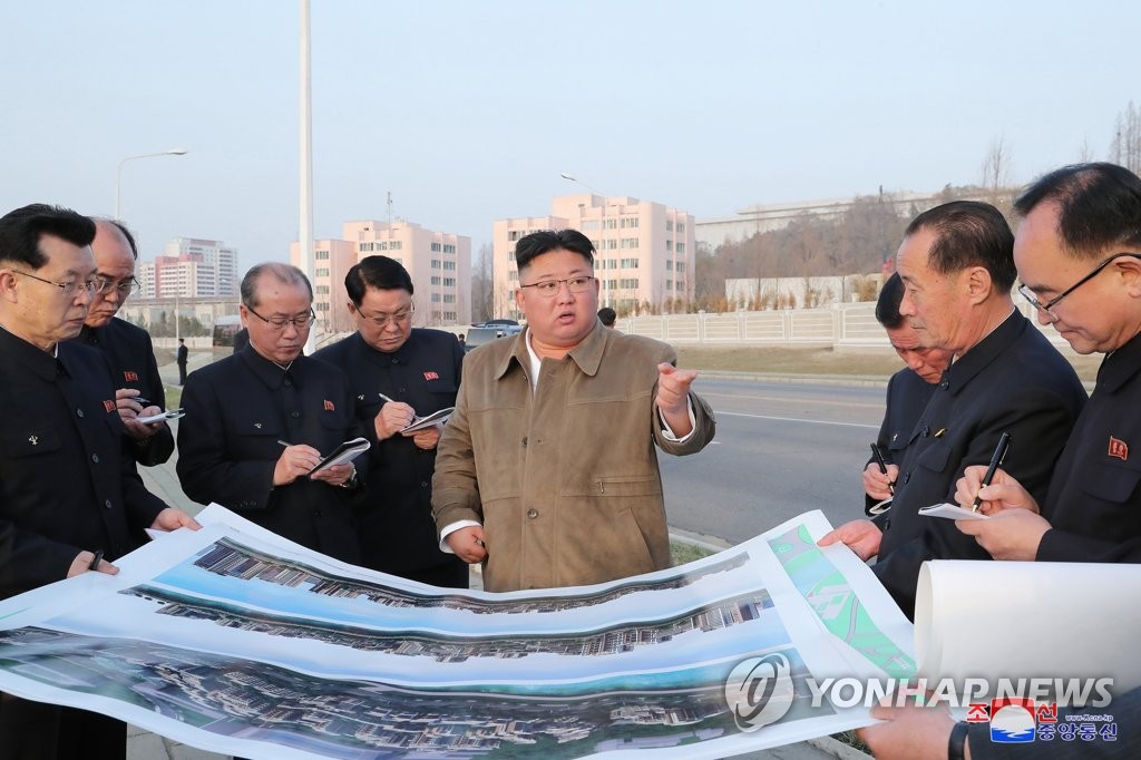 Une inspection sur le chantier de construction d'immeubles au bord de la rivière Potong, le 31 mars 2021. (Utilisation en Corée du Sud uniquement et redistribution interdite)