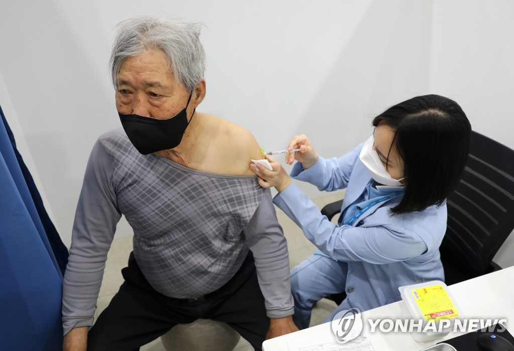 ソウル市城東区庁に設けられた予防接種センターでワクチンを打つ高齢者＝１日、ソウル（聯合ニュース）