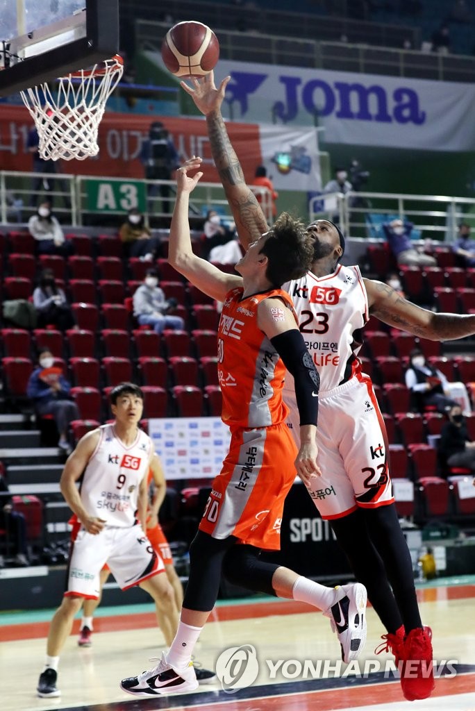 Cliff Alexander in action | Yonhap News Agency