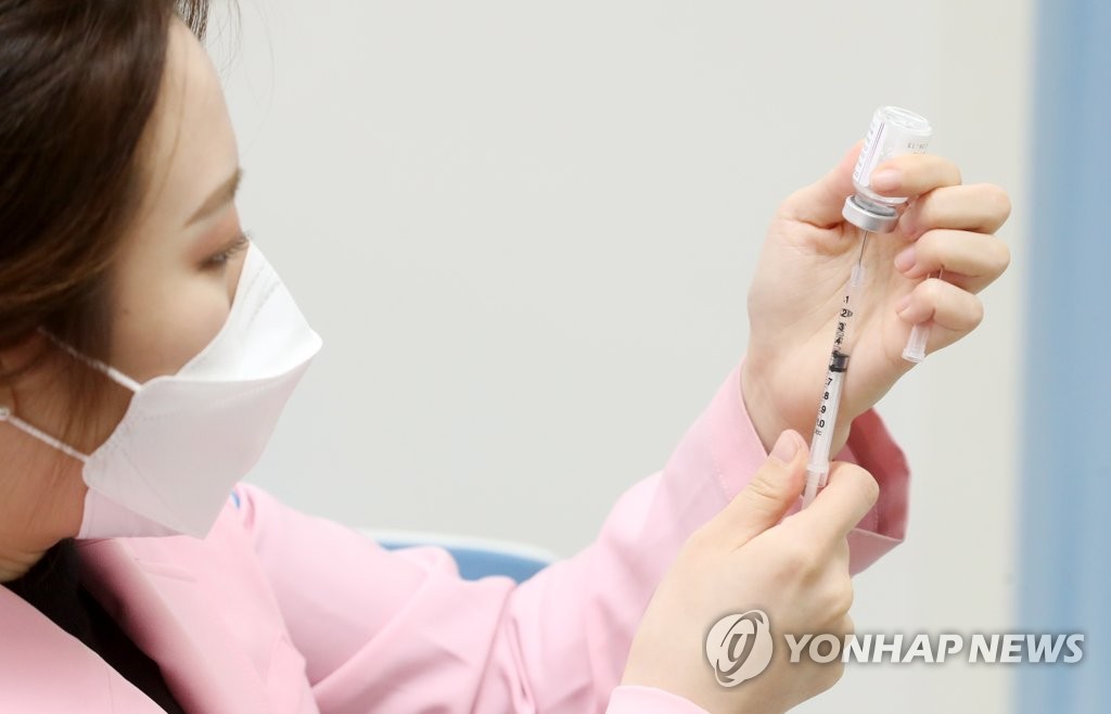 A medical worker fills a syringe with a dose of the coronavirus vaccine at a public health center in Seoul on April 2, 2021. (Yonhap)