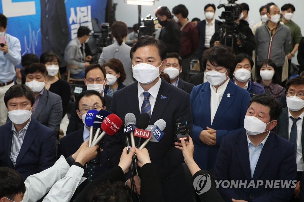 Kim Young-choon, the candidate of the ruling Democratic Party, speaks to reporters at the party's headquarters in Busan on April 7, 2021, after an exit poll indicated that Park Heong-joon, the candidate of the main opposition People Power Party, is expected to win the Busan mayoral seat by in a by-election. (Yonhap)