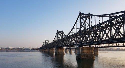 سيئول تراقب علامات إعادة فتح حدود كوريا الشمالية مع الصين وسط تقارير عن تشغيل القطار