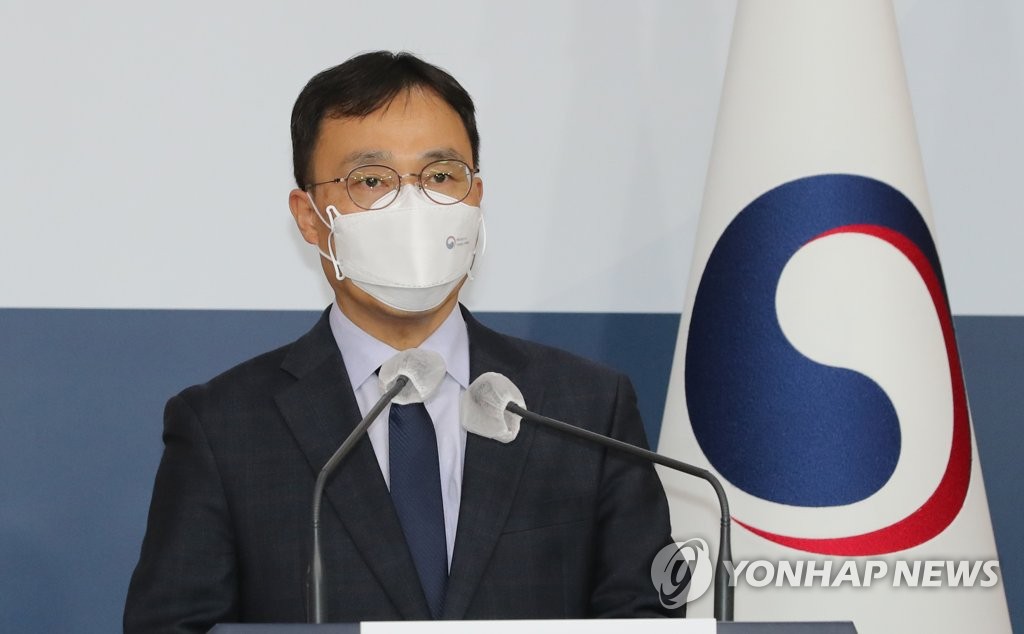 This file photo, taken April 15, 2021, shows Choi Young-sam, spokesman of the foreign ministry, speaking during a regular press briefing at the ministry in Seoul. (Yonhap) 