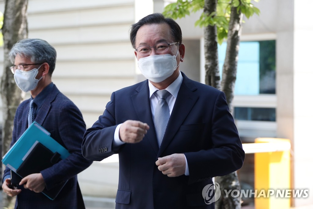 Prime minister nominee Kim Boo-kyum arrives at his temporary office in central Seoul on April 18, 2021, to prepare for his upcoming parliamentary confirmation hearing. (Yonhap)