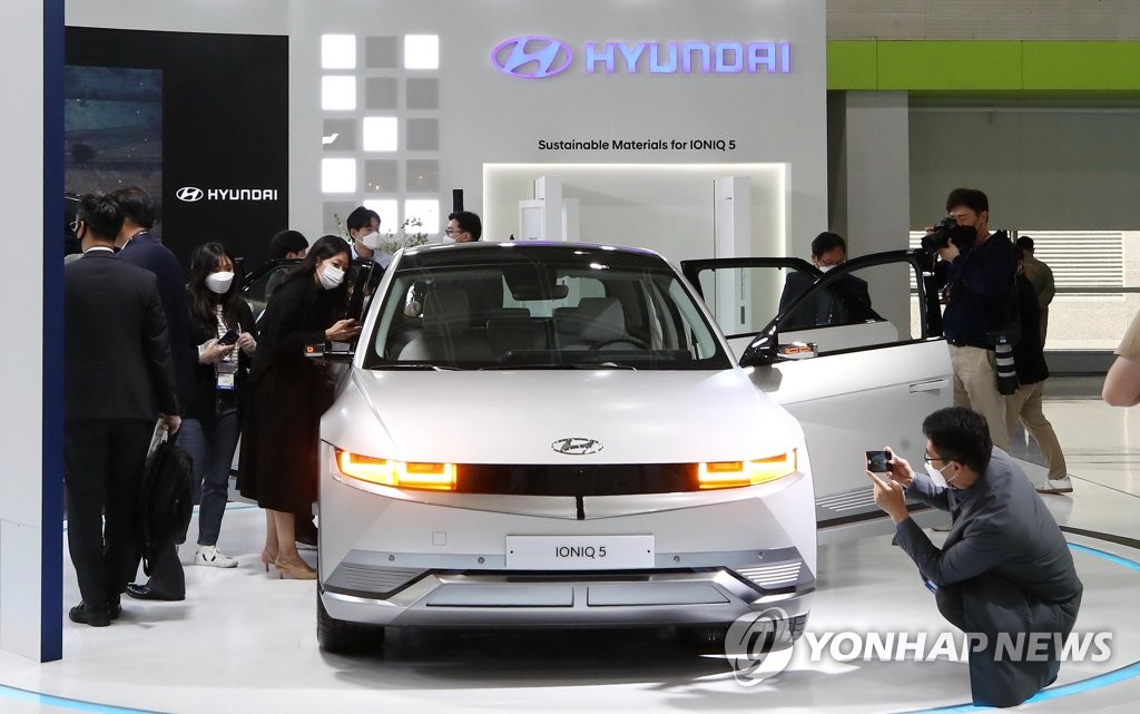 Las personas observan el vehículo eléctrico IONIQ 5 fabricado por Hyundai Motor Co., el 21 de abril de 2021, en Seúl, durante la Feria Mundial de TI 2021.