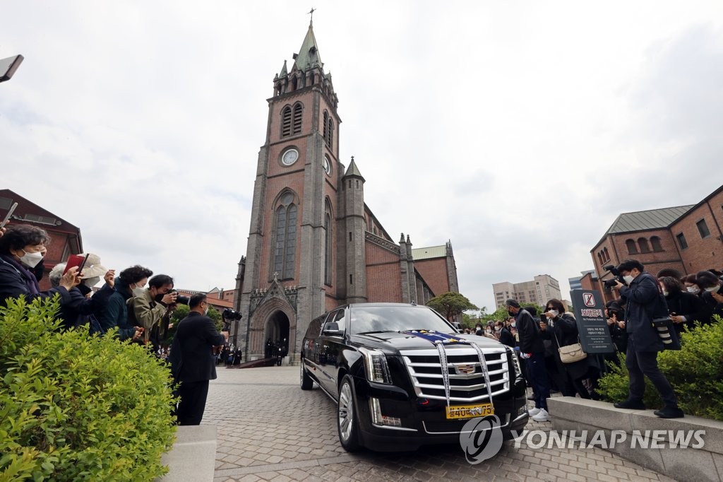 Un corbillard transportant le corps du cardinal Nicholas Cheong Jin-suk quitte la cathédrale de Myeongdong, dans le centre de Séoul, après une messe de funérailles, le 1er mai 2021.