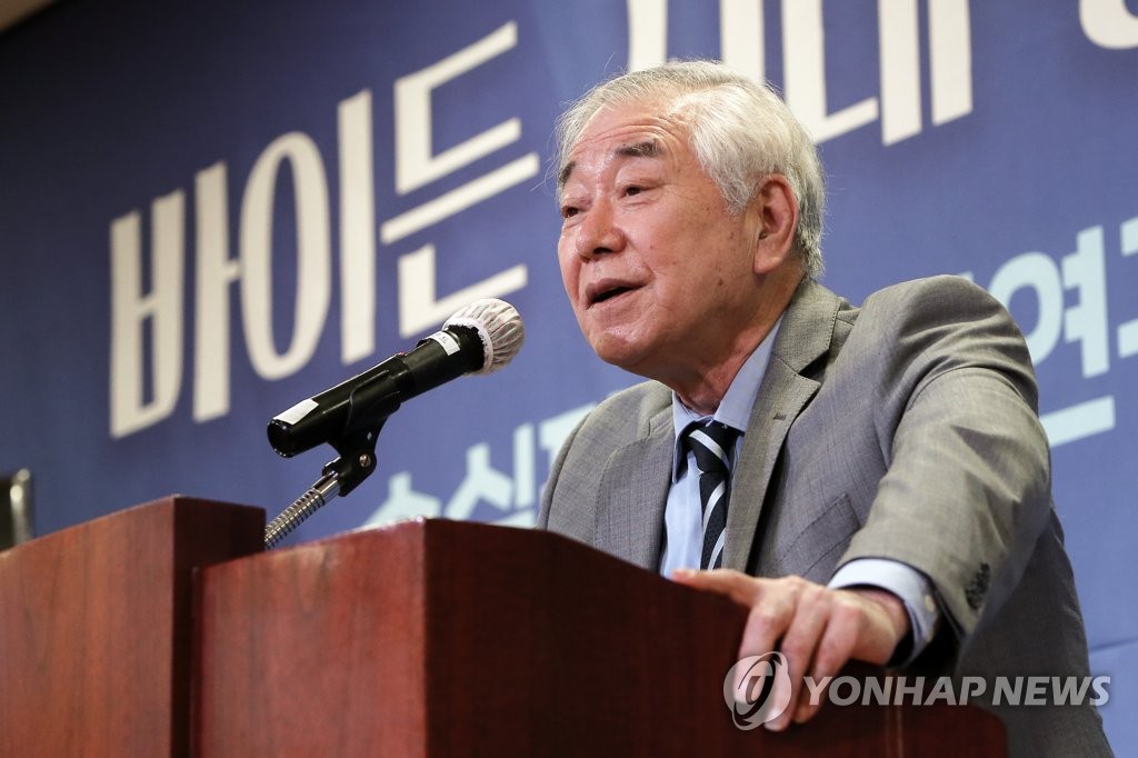 Moon Chung-in, the chairman of the think tank Sejong Institute, speaks during a forum in Seoul on May 17, 2021. (Pool Photo) (Yonhap)