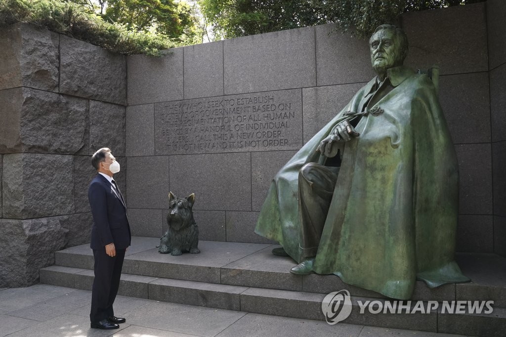 President Moon Jae-in views a statue of late U.S. President Franklin D. Roosevelt during his visit to the Franklin Delano Roosevelt Memorial in Washington on May 20, 2021. (Yonhap)