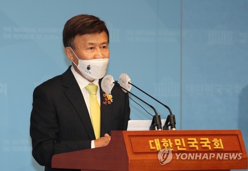 '정치편향' 논란 아랑곳 않던 김원웅, 횡령 의혹에 백기
