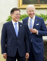 [1보] 문前대통령-바이든, 10분간 통화…"신뢰·우의 지속"