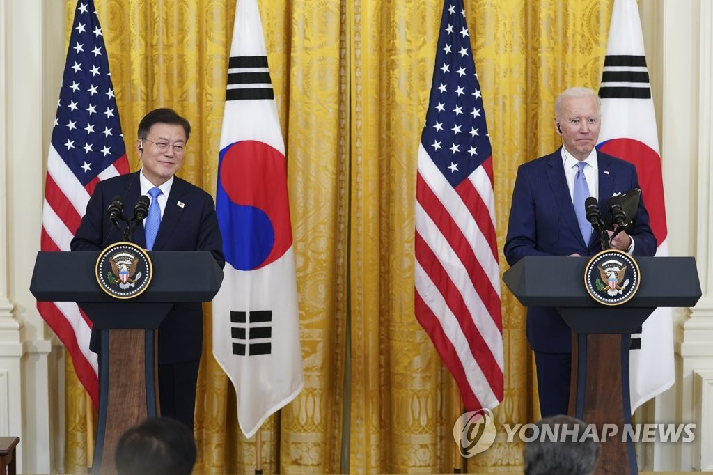 Le président sud-coréen Moon Jae-in et le président américain Joe Biden donnent une conférence de presse conjointe à la Maison-Blanche, le vendredi 21 mai 2021.