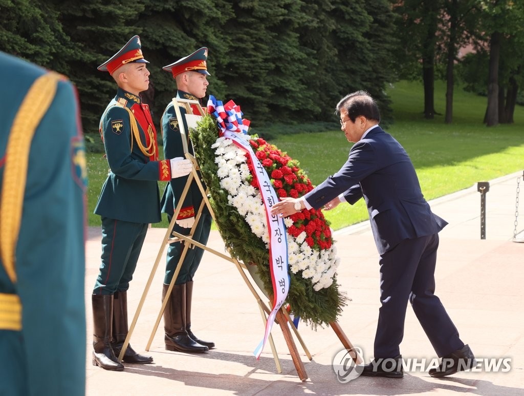 러시아 무명용사의 묘 헌화하는 박병석 의장