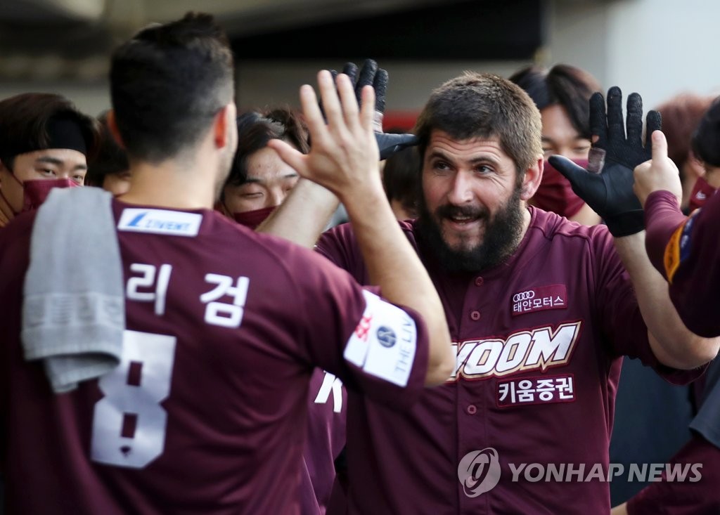 In this file photo from May 27, 2021, David Freitas of the Kiwoom Heroes (R) is greeted by his teammates after hitting a solo home run against the Kia Tigers in the top of the second inning of a Korea Baseball Organization regular season game at Gwangju-Kia Champions Field in Gwangju, 330 kilometers south of Seoul. (Yonhap)