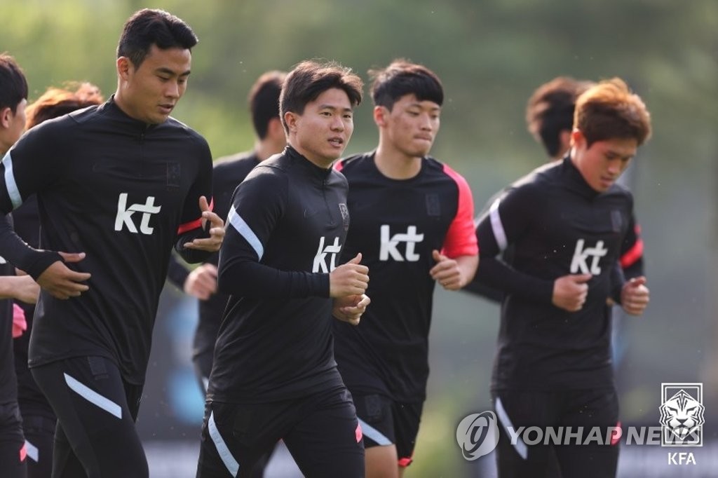Members of the South Korean men's national football team train at the National Football Center in Paju, Gyeonggi Province, on May 31, 2021, in this photo provided by the Korea Football Association. (PHOTO NOT FOR SALE) (Yonhap)