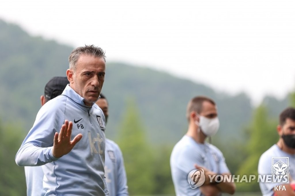 Paulo Bento, head coach of the South Korean men's national football team, addresses his players during practice at the National Football Center in Paju, Gyeonggi Province, on June 1, 2021, in this photo provided by the Korea Football Association. (PHOTO NOT FOR SALE) (Yonhap)