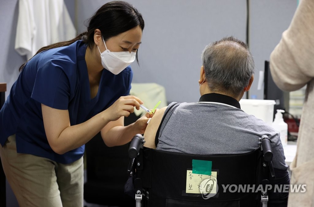 A senior citizen gets a COVID-19 vaccine shot at an inoculation center in Seoul on June 4, 2021. (Yonhap)
