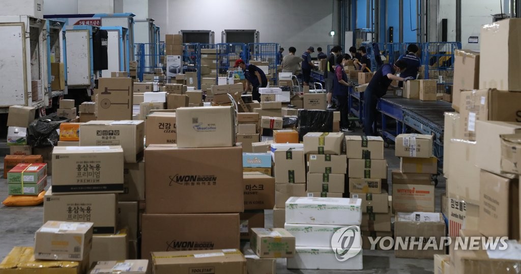 Workers sort parcels at a distribution center in eastern Seoul on June 9, 2021. (Yonhap)