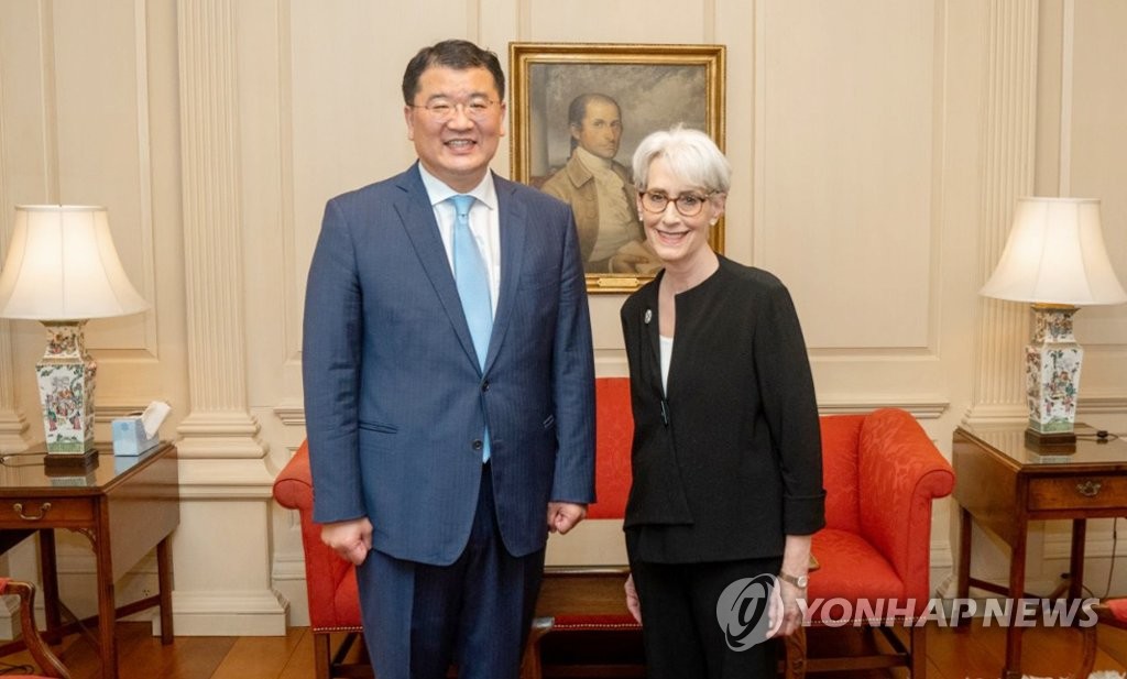 First Vice Foreign Minister Choi Jong-kun (L) and U.S. Deputy Secretary of State Wendy Sherman pose for a photo as they meet for talks in Washington on June 10, 2021, in this photo provided by the foreign ministry. (PHOTO NOT FOR SALE) (Yonhap)