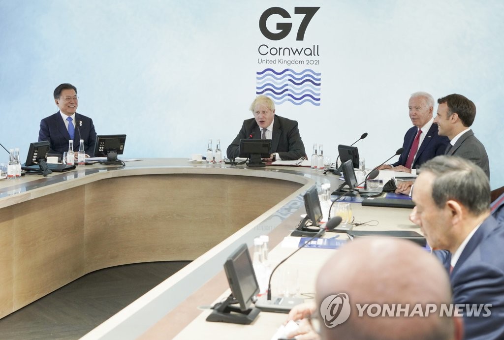 韓日首脳があいさつ　G７サミット会場で初対面