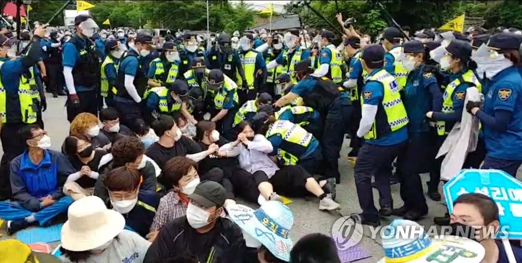 사드기지 입구서 반대 측-경찰 대치 | 연합뉴스