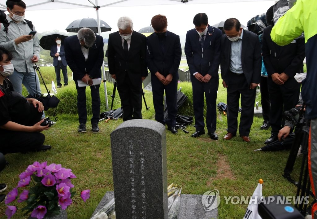 지난 6월 광주 국립5·18민주묘지에서 5·18진상규명조사위 관계자들과 유가족이 묵념하고 있고 있다. [연합뉴스 자료사진]