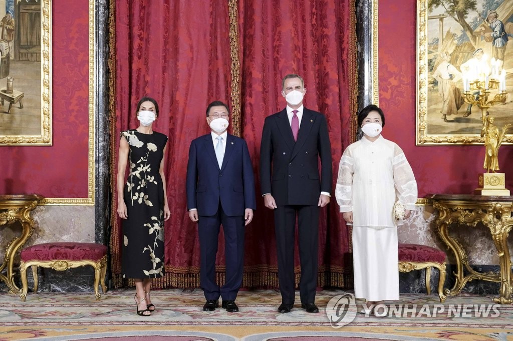 الرئيس الكوري الجنوبي يتلقي مع ملك إسبانيا