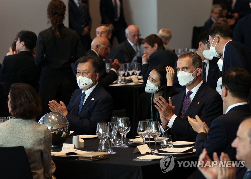 South Korean President Moon Jae-in (L) and Spanish King Felipe VI attend the opening dinner of an annual Spanish business forum in Barcelona on June 16, 2021. (Yonhap)