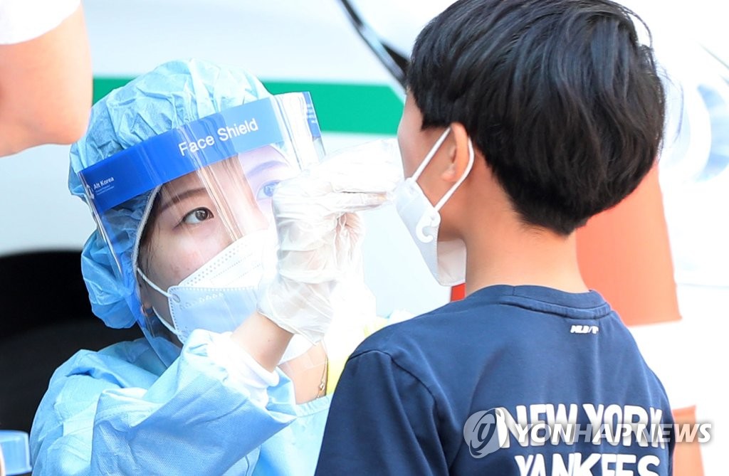 Une écolier se fait dépister pour le nouveau coronavirus au centre médical public de Chuncheon, dans la province du Gangwon, le lundi 21 juin 2021. Un élève d'une école élémentaire de la ville a été testé positif au Covid-19 le même jour et l'école a été fermé provisoirement. 